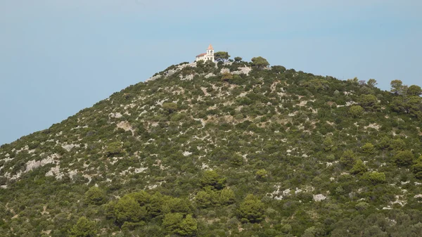 Lilla byn kyrkan på kullen — Stockfoto