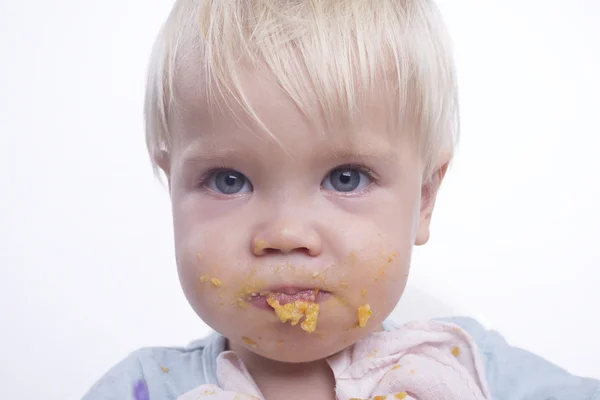 Bonito menino comendo com cara bagunçada — Fotografia de Stock