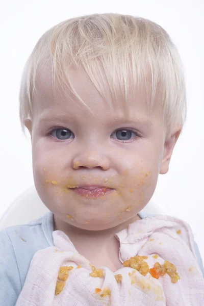 Bonito menino comendo com cara bagunçada — Fotografia de Stock