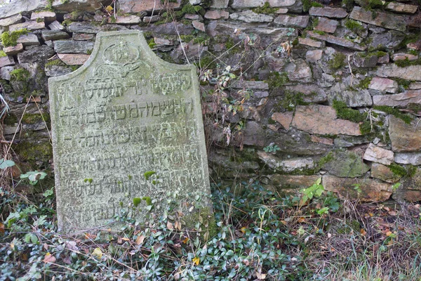 Old tombstone on a jewish cemetery — Stock Photo, Image