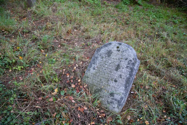 Alter Grabstein auf einem jüdischen Friedhof — Stockfoto