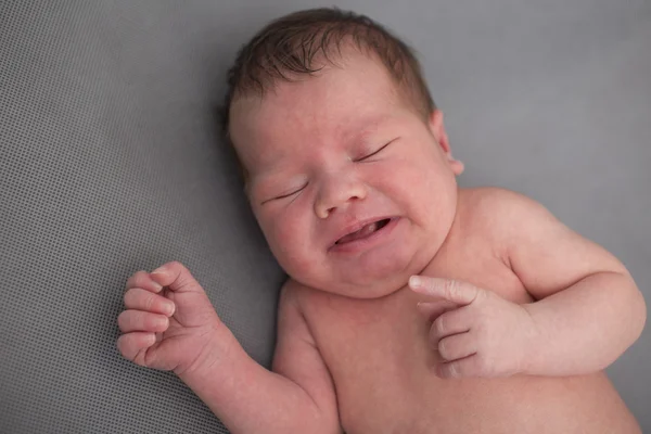 生まれたばかりの赤ちゃんの叫び — ストック写真