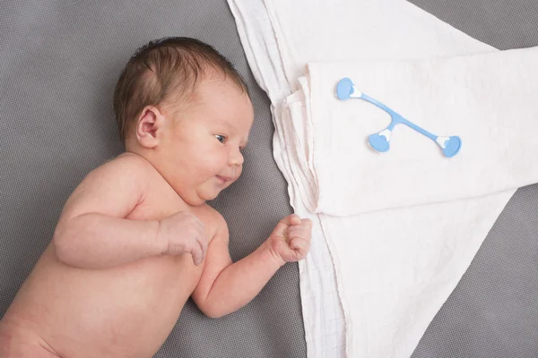 Yeni doğan bebek ve bebek bezi — Stok fotoğraf