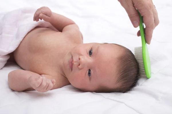 Neugeborenes Baby mit Mutter beim Kämmen — Stockfoto