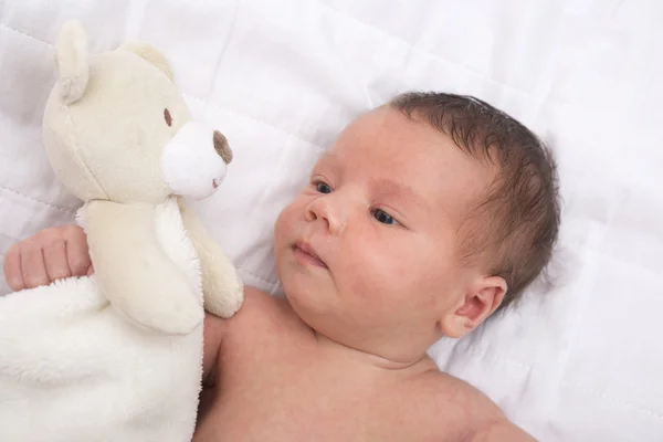 Neugeborenes Baby mit Teddy — Stockfoto