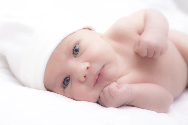Recién nacido acostado en cama blanca —  Fotos de Stock