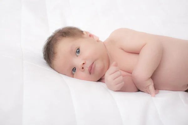 Neugeborenes liegt im weißen Bett — Stockfoto