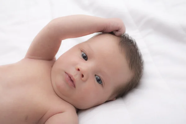 흰색 침대에 누워 있는 신생아 — 스톡 사진