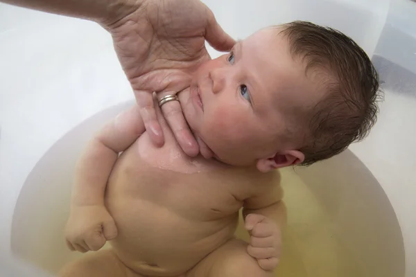 Bagnetto con sua madre — Foto Stock