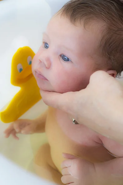 母親と赤ちゃん男の子のお風呂 — ストック写真