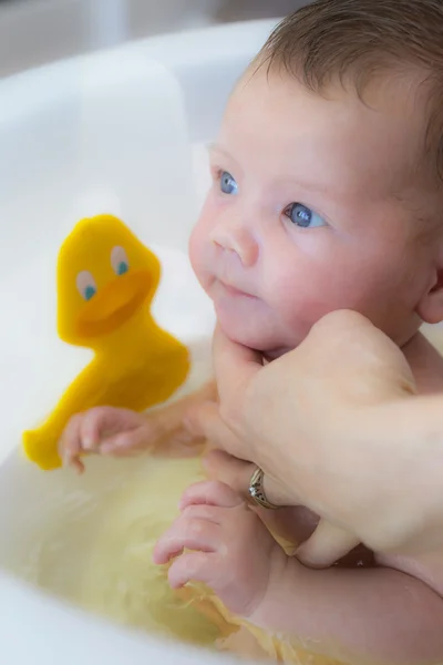 Babybad jongen met zijn moeder — Stockfoto