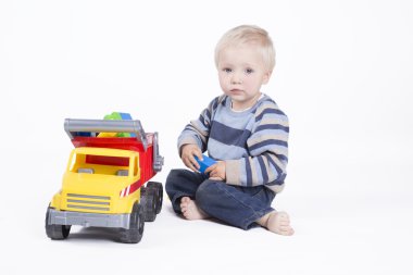 Çocuk kamyon ile oynuyor