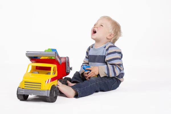 Jongen speelt met vrachtwagen — Stockfoto