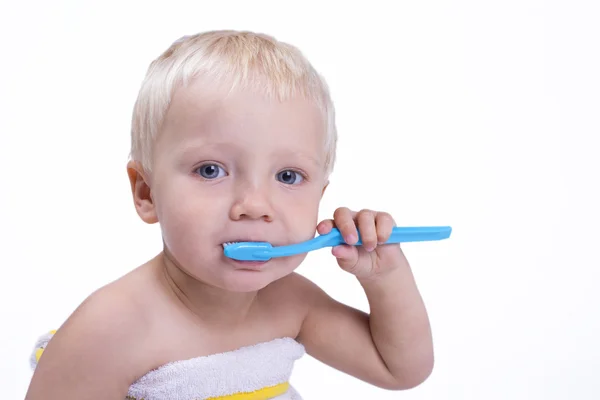 歯ブラシを持つ少年 — ストック写真