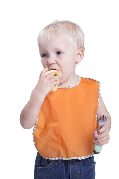 Menino comendo maçã — Fotografia de Stock