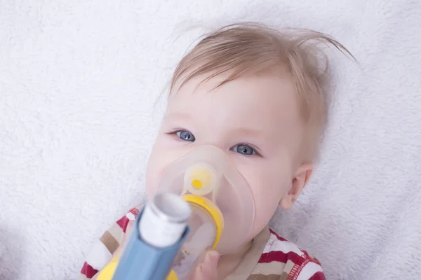 Säugling mit Asthma-Inhalator — Stockfoto