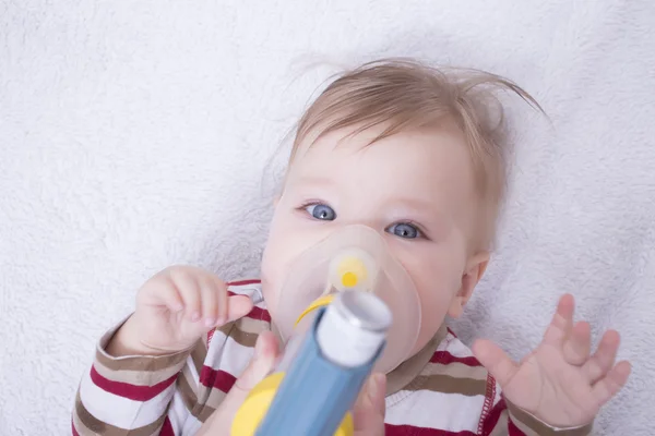 Zuigeling met astma-inhalator — Stockfoto