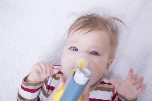 Sugari cu inhalator de astm bronșic — Fotografie, imagine de stoc