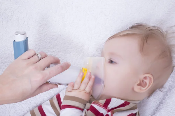 Lactente com inalador de asma — Fotografia de Stock
