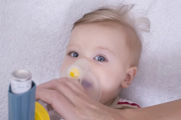 Bebek astım Inhalator ile