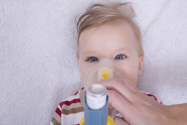 乳児喘息の吸入器 — ストック写真