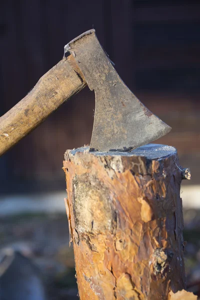 斧头和原木 — 图库照片