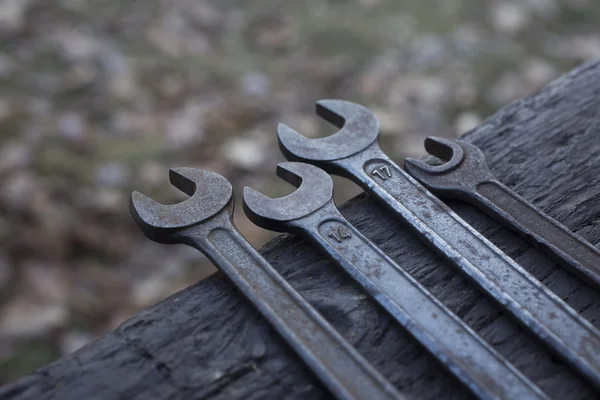 Старые винтовые ключи — стоковое фото
