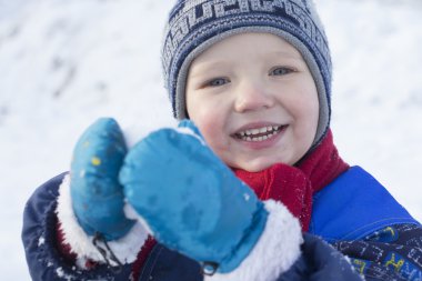 Bir kartopu ile oynayan çocuk
