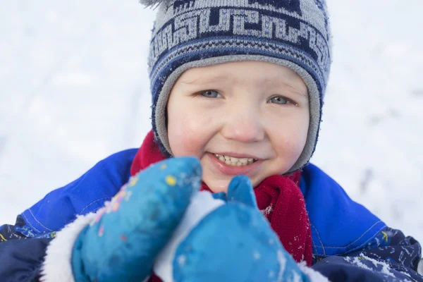Chlapec hrát s sněhová koule — Stock fotografie
