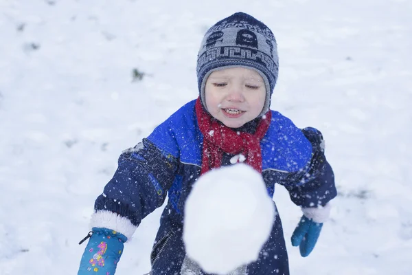 男孩玩雪球 — 图库照片