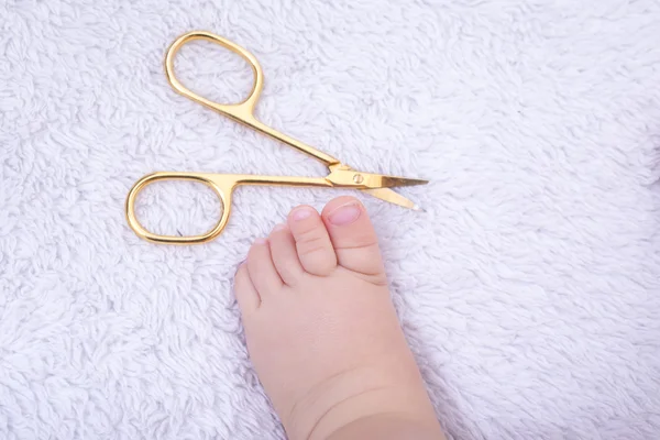Couper les ongles des enfants — Photo