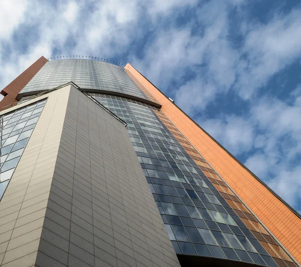 Uzun boylu House, gökyüzü ve bulutlar bir boşluk ile