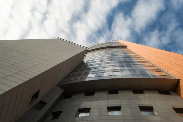 Uzun boylu House, gökyüzü ve bulutlar bir boşluk ile