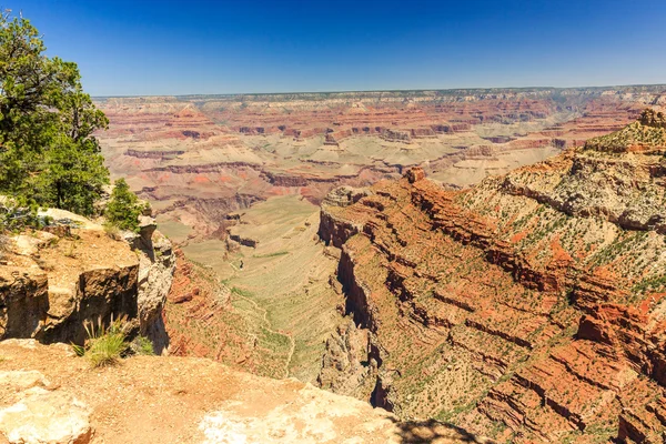 Grand Canyon, bord sud, journée ensoleillée avec ciel bleu — Photo
