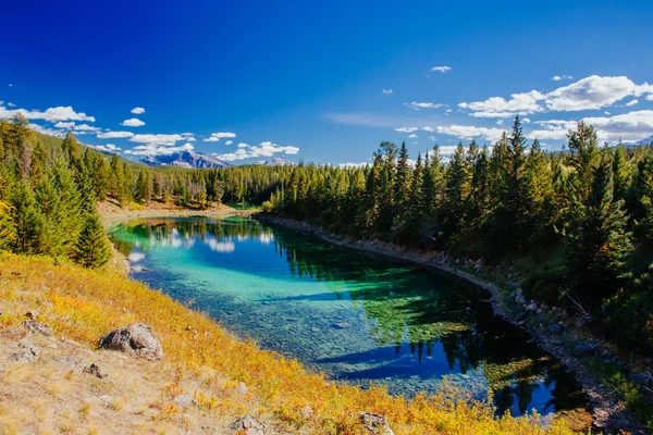 Trzecie jezioro, Dolina 5 jezior, Park Narodowy Jasper, Alberta, Kanada — Zdjęcie stockowe