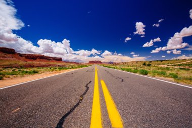 Otoyol 163, sonsuz bir road, Agathla tepe, Arizona, ABD