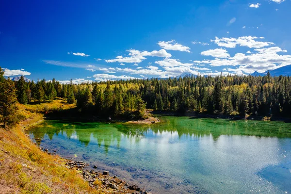 Primer Lago, Valle de los 5 Lagos, Parque Nacional Jasper, Alberta —  Fotos de Stock