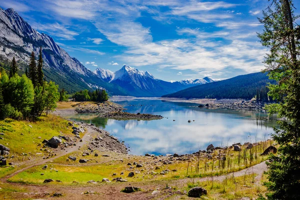 Medicine Lake, Jasper National Park, Alberta, Canada — Stock Photo, Image