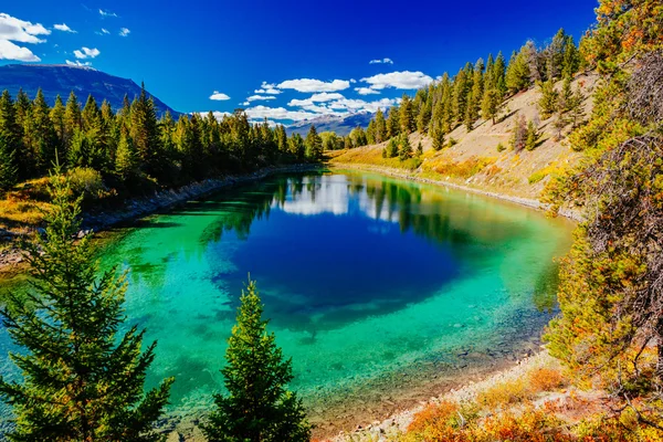 Третье озеро, Долина пяти озер, Национальный парк Джаспер, Альберта — стоковое фото