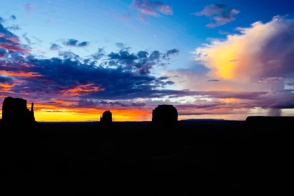 日出在纪念碑谷，亚利桑那州，美国 — 图库照片
