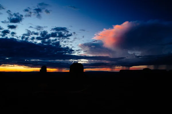 日出在纪念碑谷，亚利桑那州，美国 — 图库照片