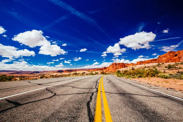 Road through Arches National Park, Utah, EUA — Fotografia de Stock