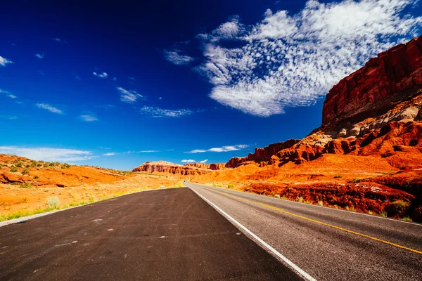 Conduire à travers Capital Reef National Park, Utah, États-Unis — Photo