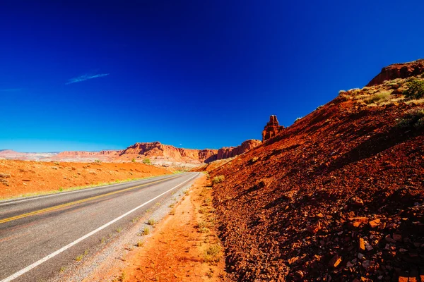 Road near Chimney Rock, Capital Reef National Park, Utah, USA — Stock Photo, Image