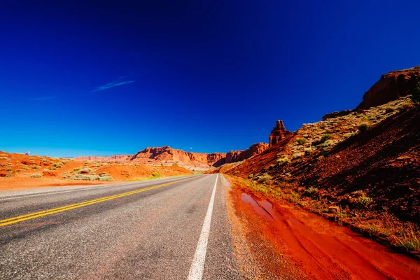 Road near Chimney Rock, Capital Reef National Park, Utah, USA — Stock Photo, Image