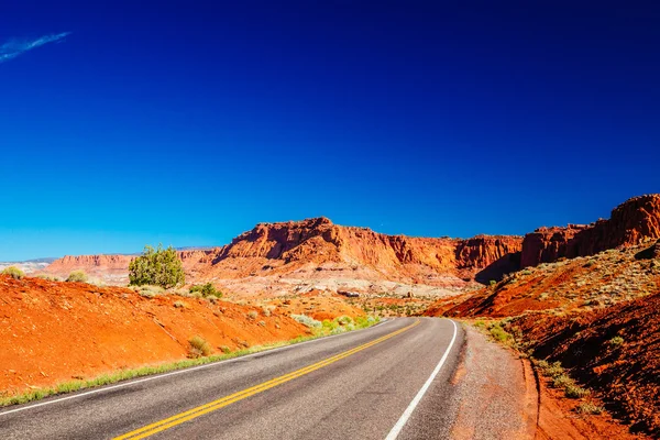 Route près de Chimney Rock, Capital Reef National Park, Utah, États-Unis — Photo