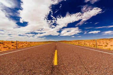 Sonsuz road, karayolu 24, Emery County, Utah, ABD'deki bir trafik
