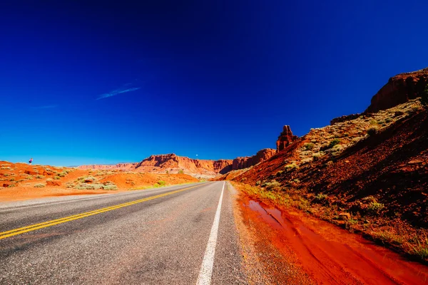 Road near Chimney Rock, Capital Reef National Park, Utah, USA — Stock Photo, Image