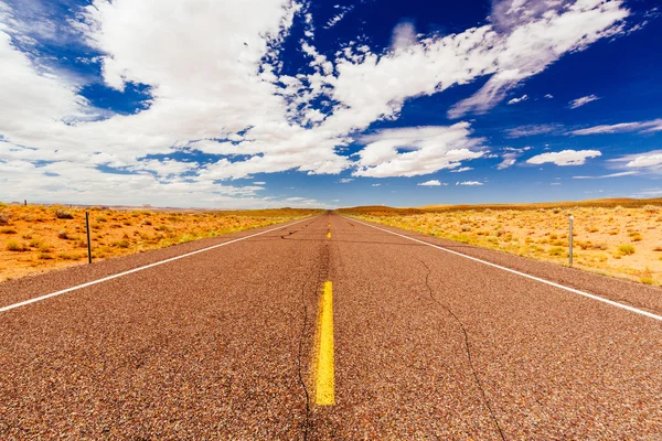 Eindeloze weg, geen verkeer, snelweg 24, de Amerikaanse staat Utah, en valt bestuurlijk gezien onder Emery County — Stockfoto