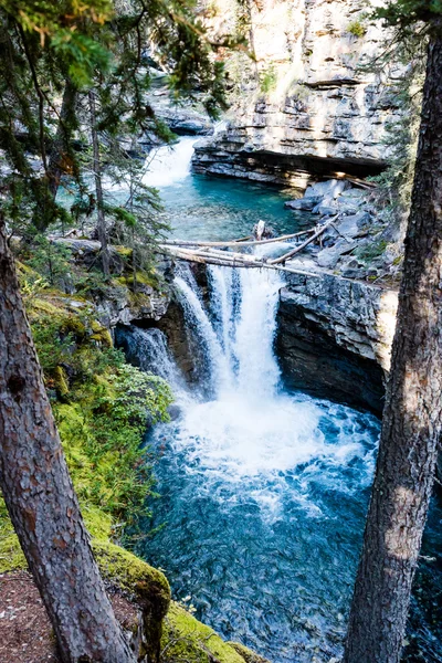 Водопад Лоуэр в Джонстон-Каньоне, Национальный парк Банфф, Альберта — стоковое фото